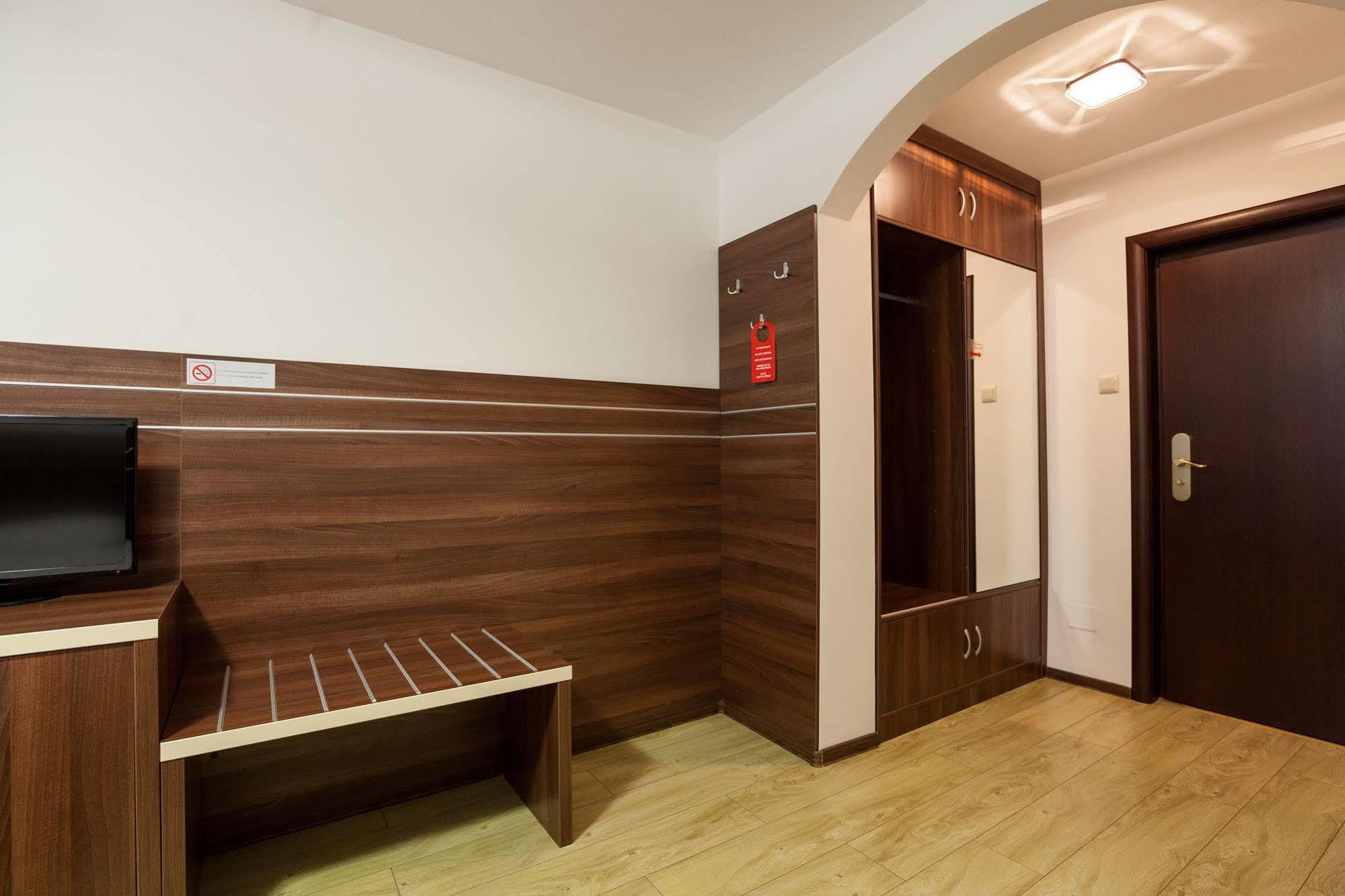 Hotel Nelisse Bukarest Kültér fotó