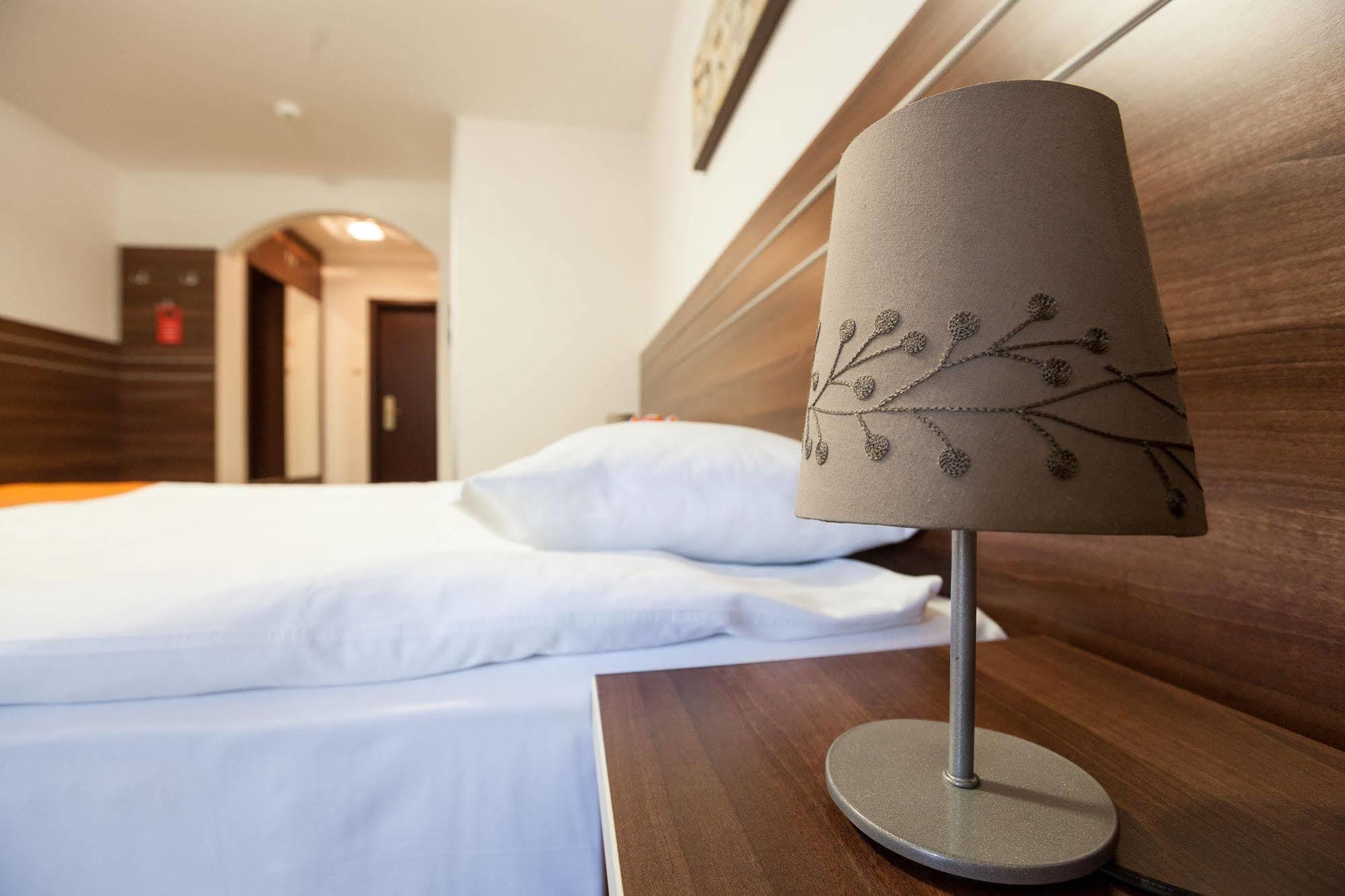 Hotel Nelisse Bukarest Kültér fotó